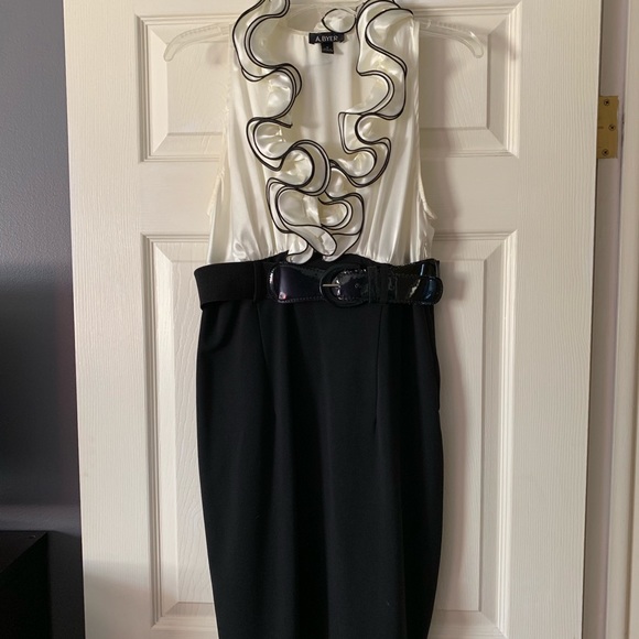 Formal/casual dress - Picture 2 of 4